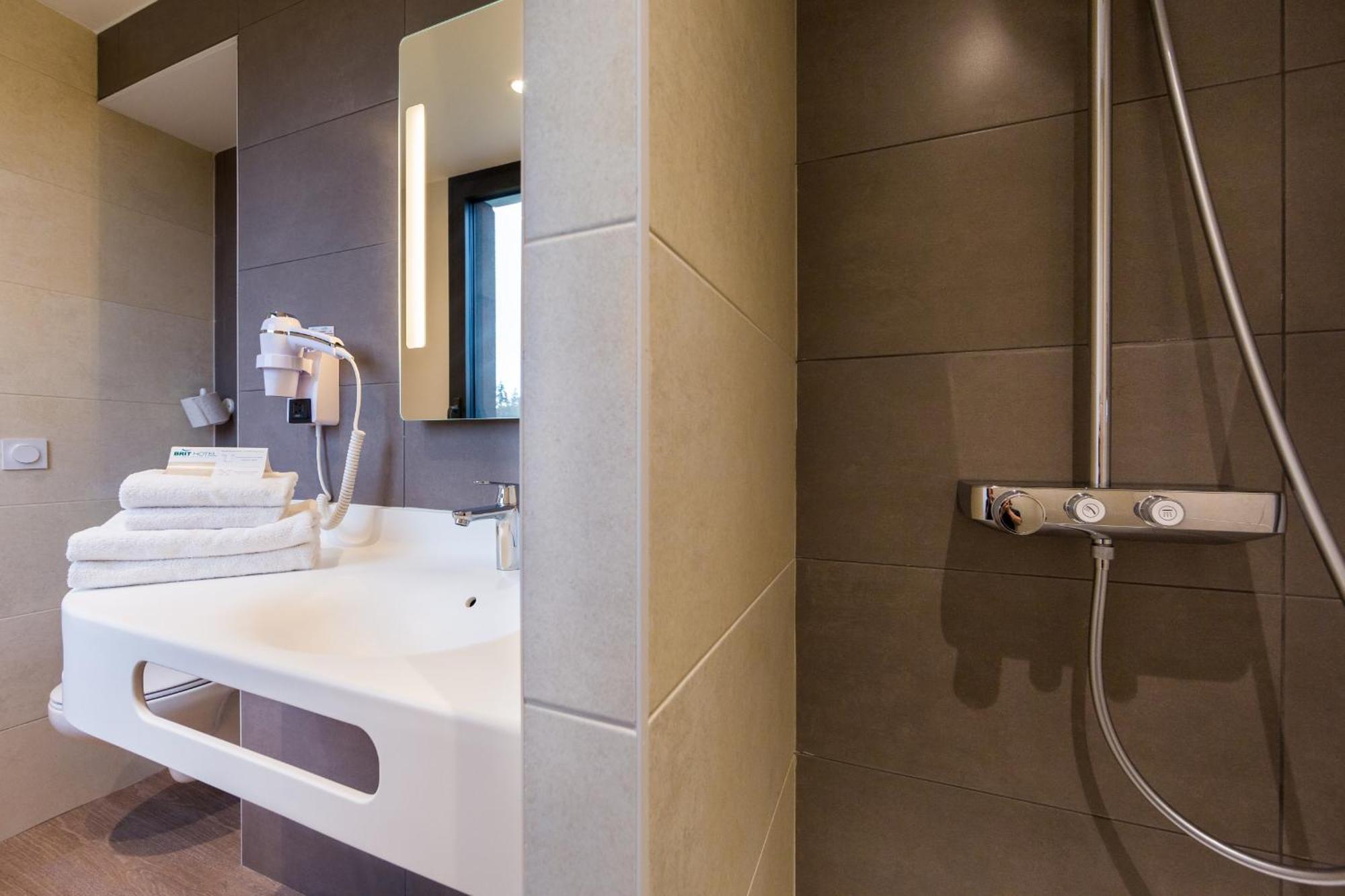 Brit Hotel Ploermel - Hotel De L'Hippodrome 외부 사진
